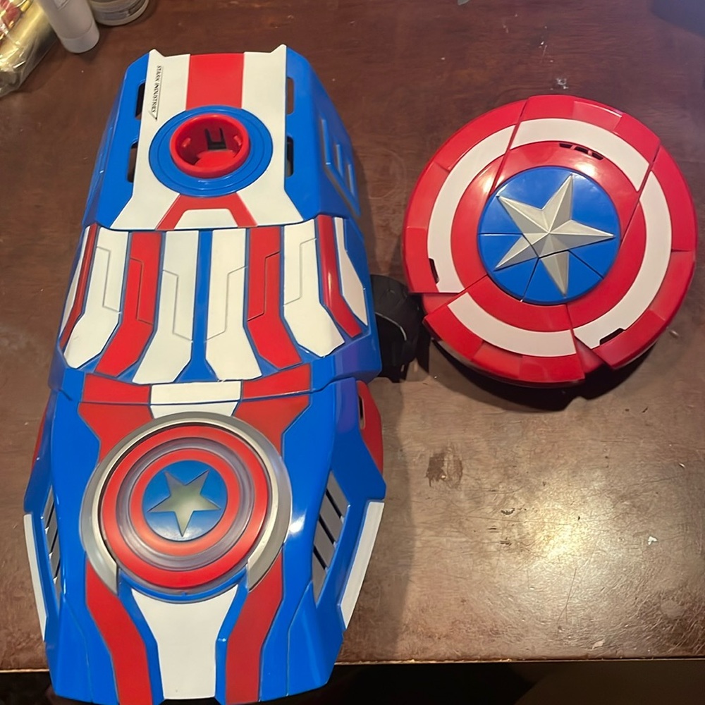 Disney Marvel Build Your Own Gauntlet Captain America with Launcher!